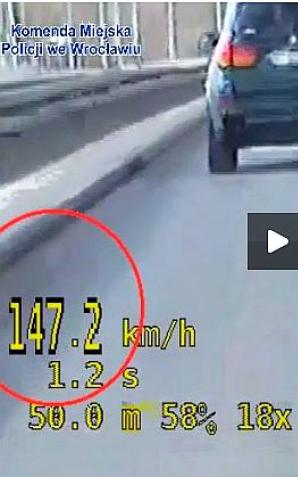 [VIDEO] Tłumaczył, że bardzo się spieszy na spotkanie, dlatego jechał w mieście 147 km/h